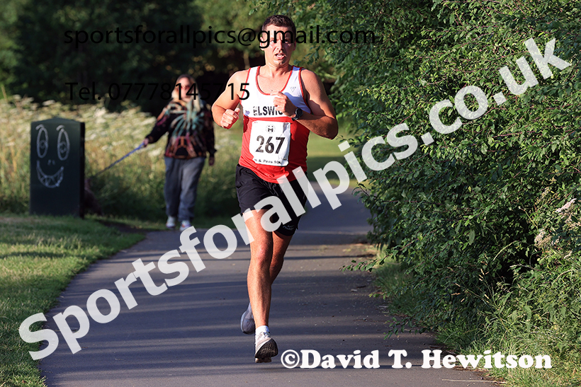 The 2025 Tynedale Pie n Peas 10k Road Race, Ovington to Low Prudhoe, Northumberland. Photo: David T. Hewitson/Sports for All Pics